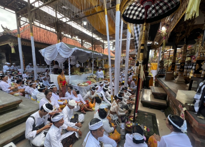 Suasana sakral dan khusyuk menyelimuti area Pemerajan Agung Sakti, Padangsambian, Denpasar, pada Soma Umanis Tolu, bertepatan dengan Purnama Kapat, Senin (6/10/2025).