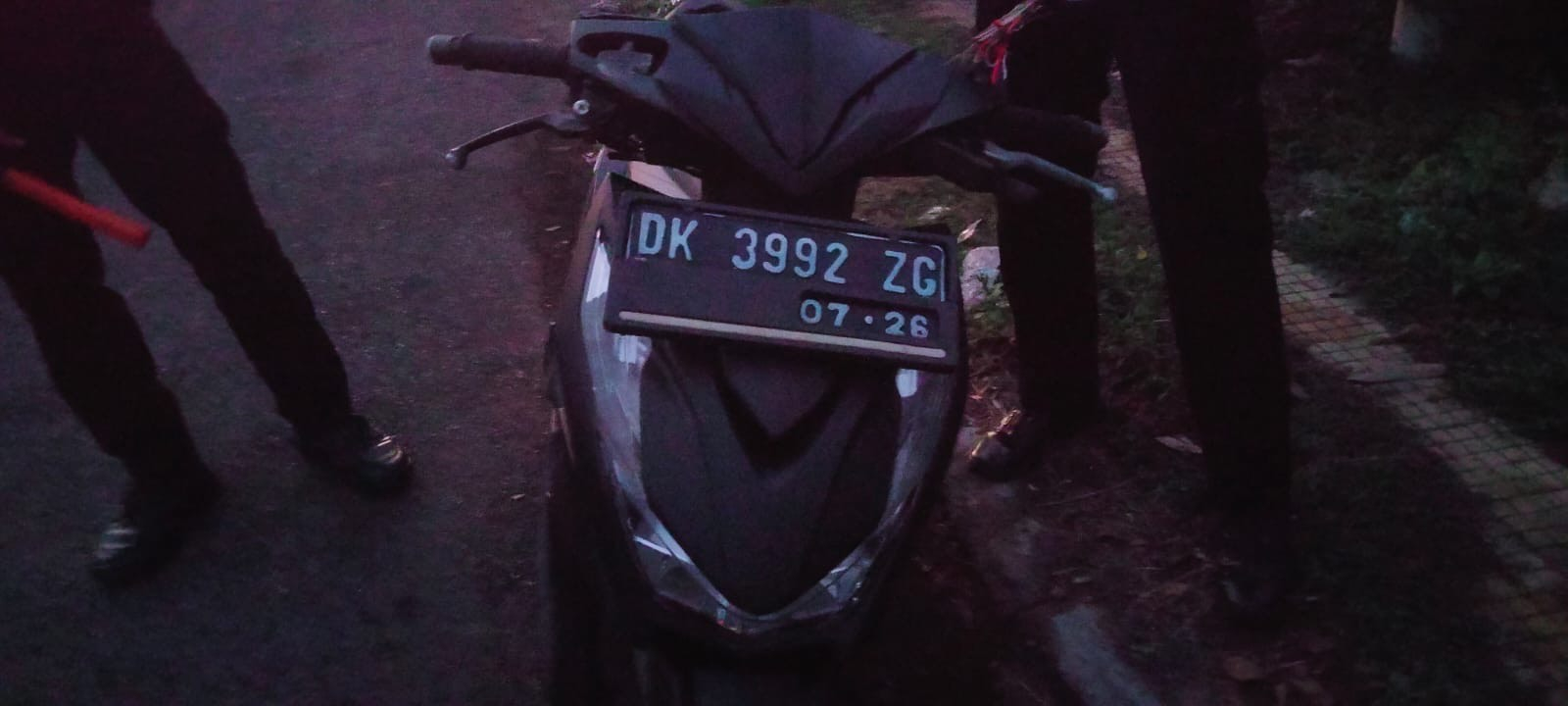Honda Beat DK 3992 ZG yang terlibat kecelakaan di Jalan Denpasar&ndash;Gilimanuk KM 86&ndash;87, tepatnya di Lingkungan Baler Bale Agung, Kelurahan Tegal Cangkring, Kecamatan Mendoyo, Minggu (5/10).