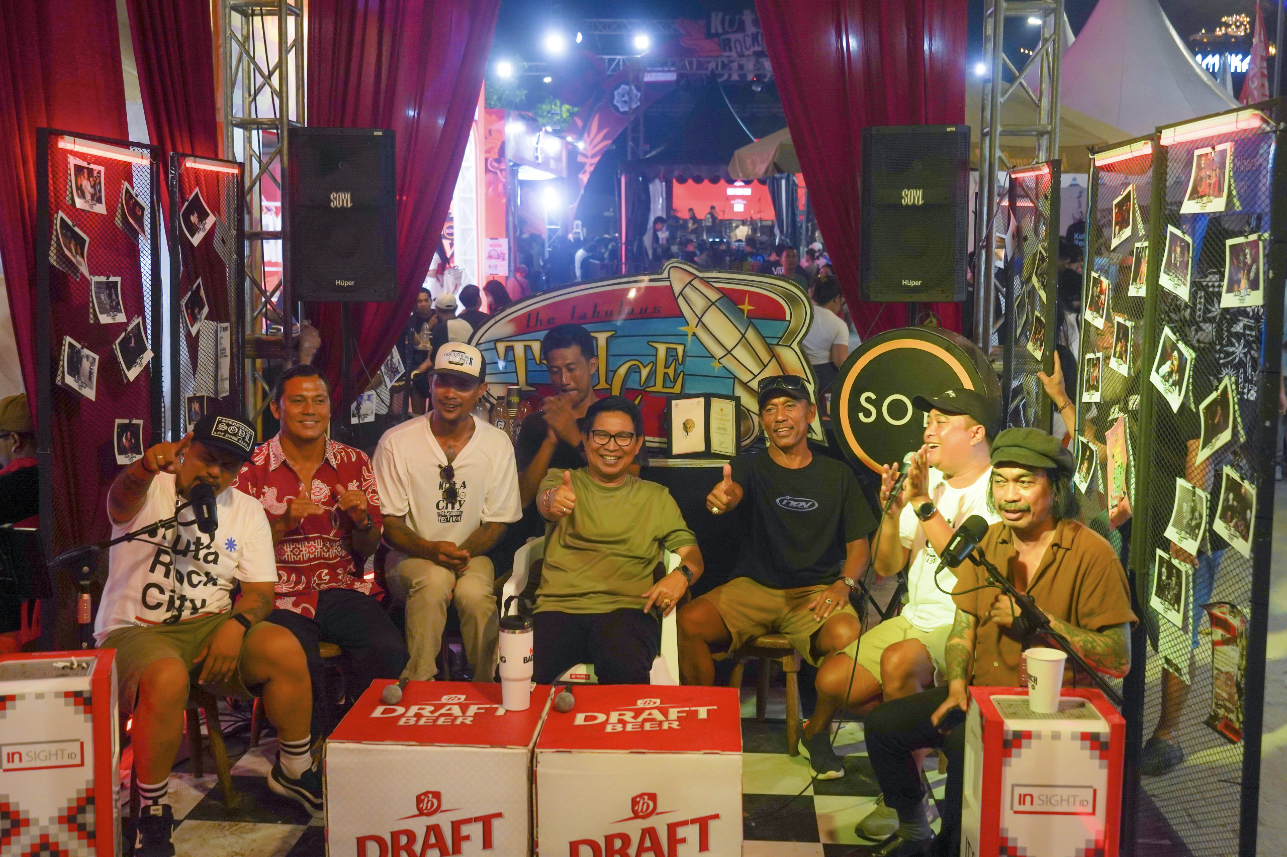 Bupati Adi Arnawa saat hadir di gelaran Kuta Rock City Festival 2025 di Pantai Kuta, Minggu (5/10).