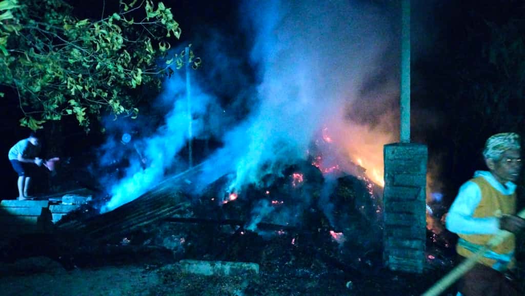Tempat penyulingan daun cengkeh yang terbakar.
