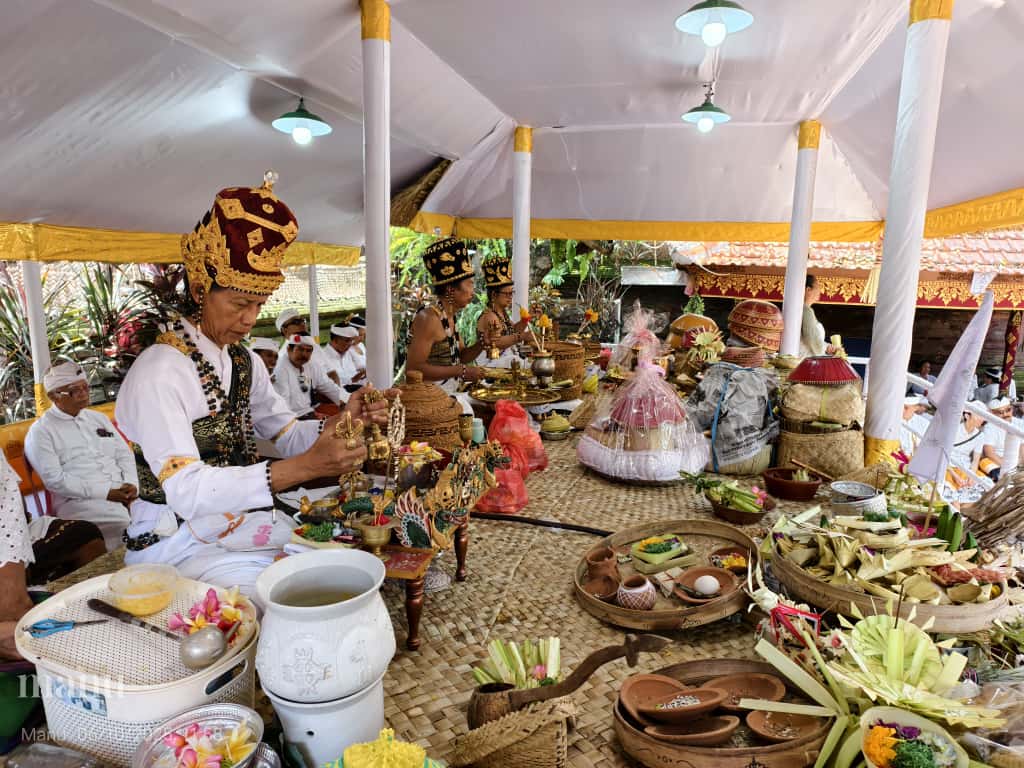Sulinggih saat muput puncak upacara agung Karya Padudusan Agung lan Ngenteg Linggih di Puri Agung Jro Kuta, Denpasar pada Senin (6/10).
