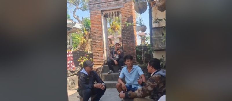 Tangkapan layar video Nengah Setiawan yang berbincang dengan petugas kehutanan Buleleng.