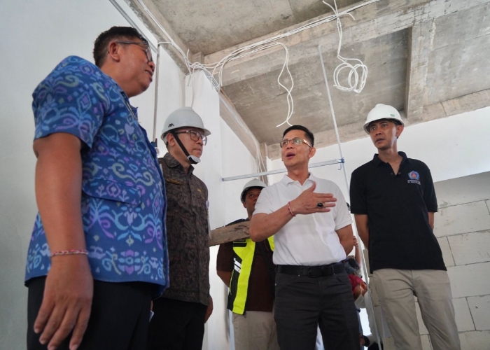 CEK : Bupati Klungkung I Made Satria bersama Wakil Bupati Tjokorda Gde Surya Putra memimpin kegiatan monitoring dan evaluasi (monev) pelaksanaan pembangunan daerah di sejumlah titik.