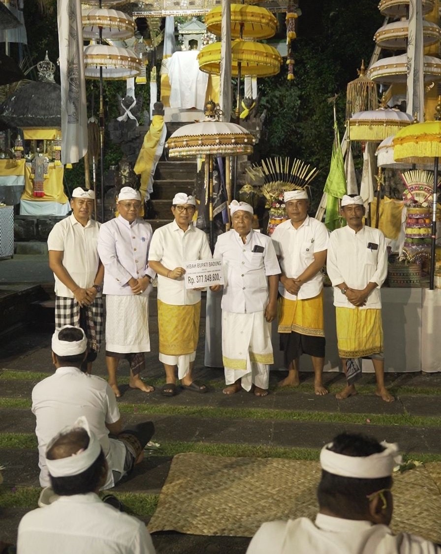 Bupati Adi Arnawa menghadiri sekaligus melaksanakan persembahyangan bersama saat Pujawali di Pura Dang Kahyangan Taman Sari, Banjar Alangkajeng, Desa Mengwi, Senin (6/10).