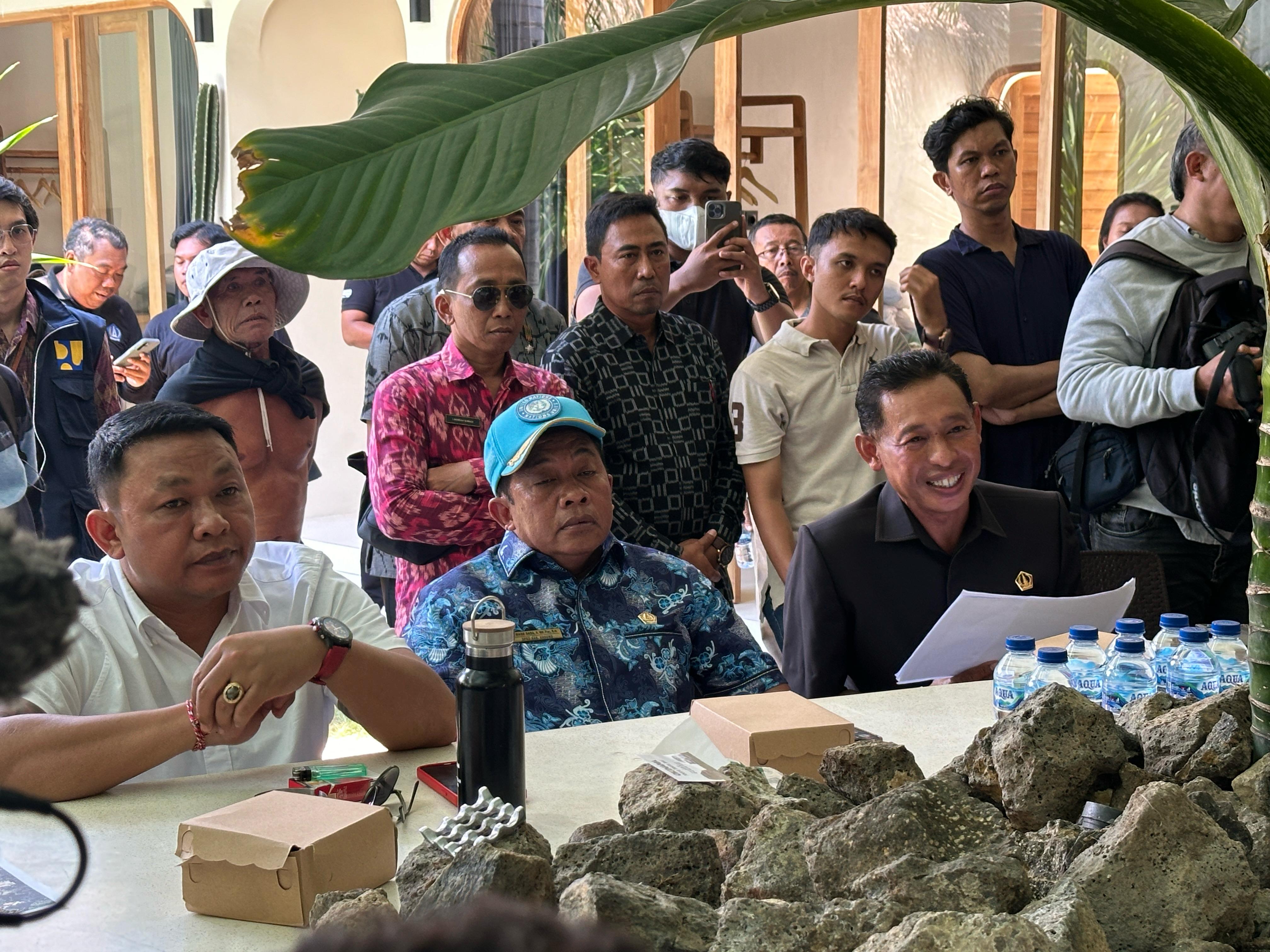 DPRD Badung saat melakukan kunjungan lapangan di sebuah vila, di Desa Canggu, Kecamatan Kuta Utara, Selasa (7/10).