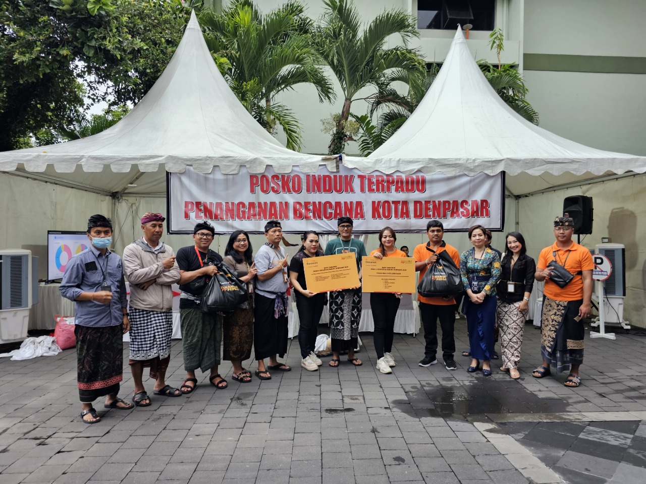 Ni Nyoman Tesniyati, Regional Transaction Service Head Danamon (ketiga dari kanan) dan I Gusti Ngurah Satriawan, Regional Sales Support Head Danamon (keenam dari kanan) bersama perwakilan Walikota