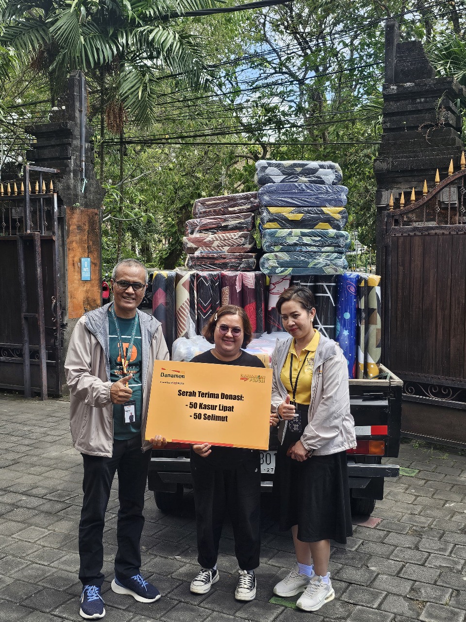 (kiri ke kanan) I Gusti Ngurah Satriawan, Regional Sales Support Head Danamon; I Gusti Ayu Laxmy Saraswaty, Kadinsos Denpasar, dan Ni Nyoman Tesniyati, Regional Transaction Service Head Danamon