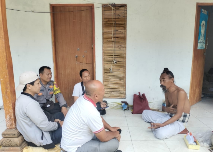 SAMBANG : Polsek Nusa Penida saat mendatangi Ida Rsi Bujangga Agni Siwa Mundi, Rabu (8/10/2025).