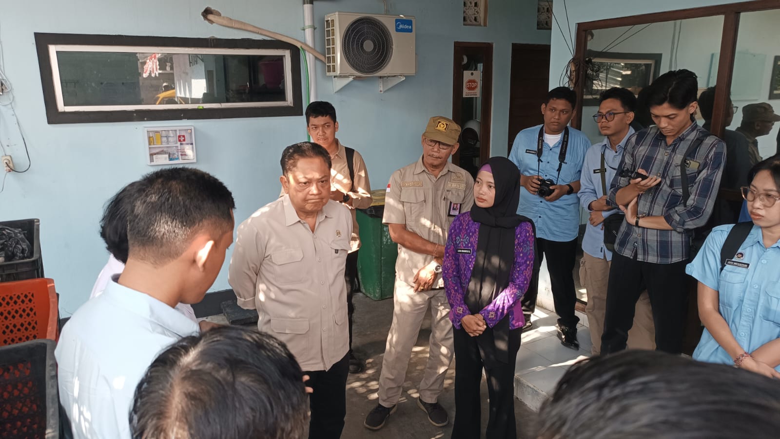 TINJAU PROGRAM: Anggota DPD RI Perwakilan Bali Komite III, IB Rai Dharmawijaya Mantra, melakukan kunjungan ke SPPG Sidakarya pada Rabu (8/10).