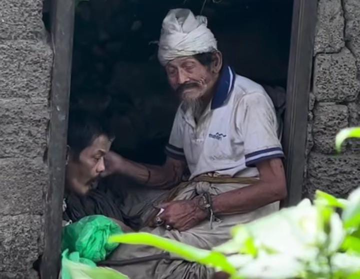 Kakek di Tegalalang Rawat Anak Disabilitas di Gubuk Penuh Sampah