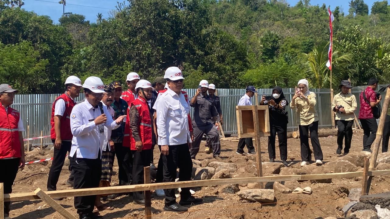Direktur Jenderal Perikanan Tangkap KKP, Irjen Pol Latharia Latif, melakukan peninjauan langsung ke proyek Kampung Nelayan Merah Putih di Karangasem, Bali, Selasa (7/10/2025).