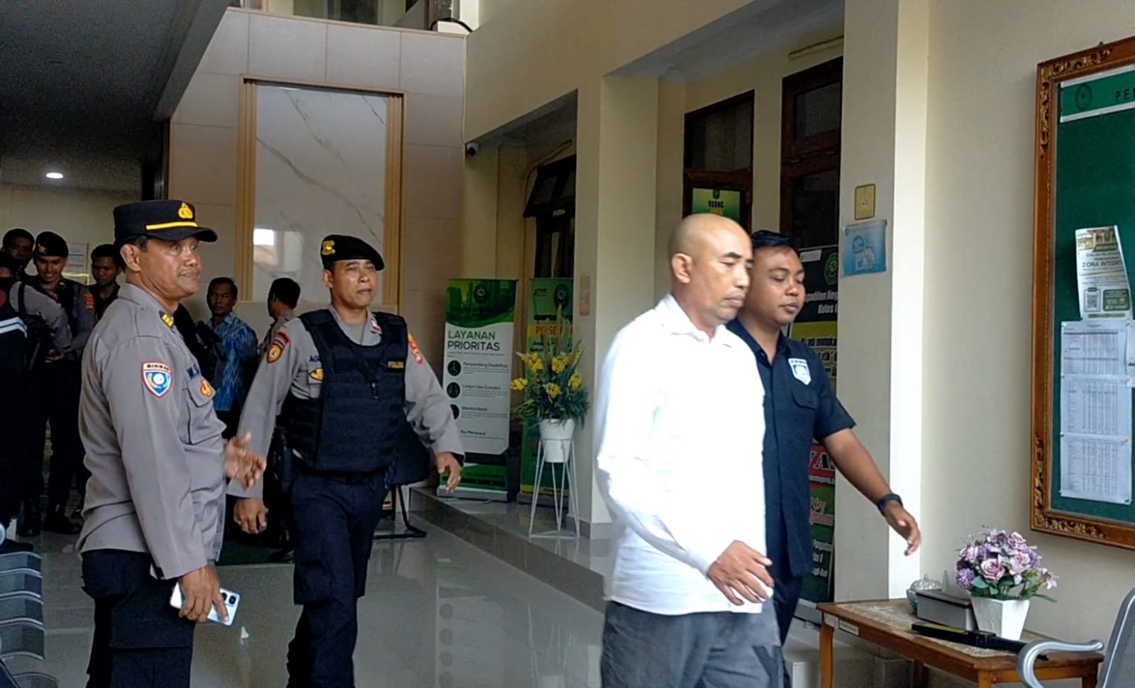 Terdakwa&nbsp;Wayan Luwes alias Mangku Luwes usai menjalani persidangan di PN Bangli, Selasa (7/10/2025).