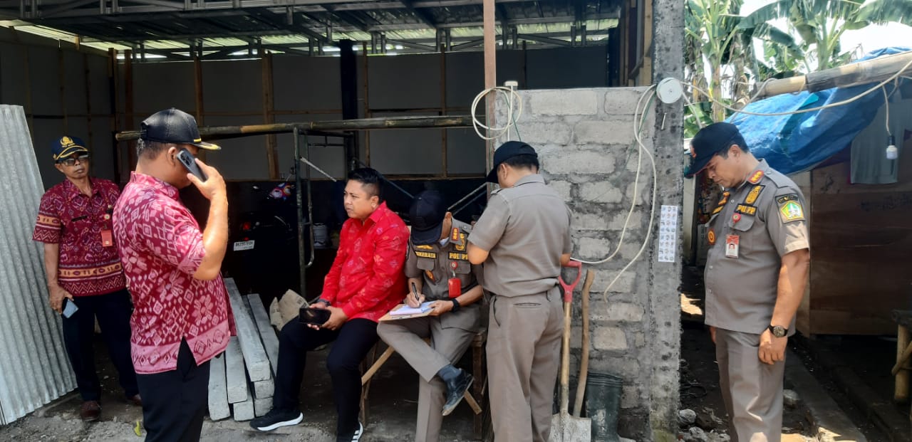 Tim Buru dan Sapa Pemerintah Kabupaten Tabanan menemukan pembangunan guest house tanpa dokumen di Beraban, Selasa (7/10/2025).