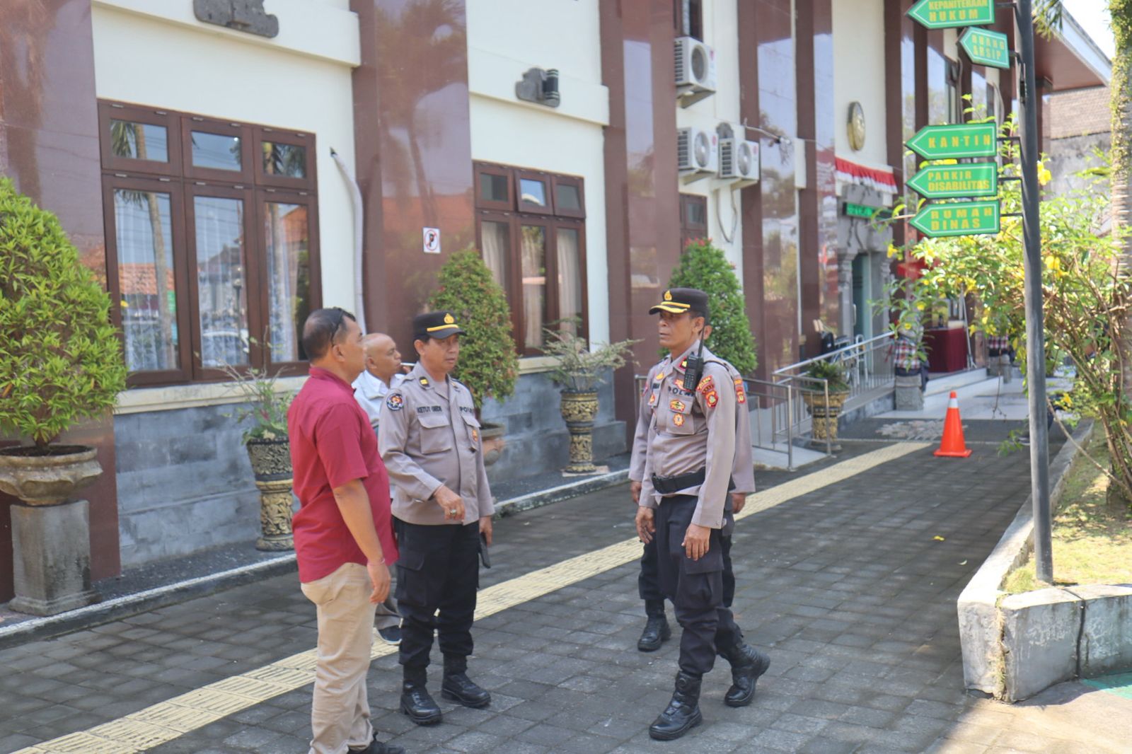 Polisi melakukan pengamanan sidang kasus pembunuhan dengan terdakwa Wayan Luwes di Pengadilan Negeri Bangli, Selasa (7/10/2025).