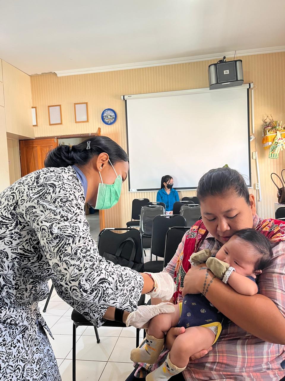 Vaksinasi Heksavalen untuk bayi di Bali.
