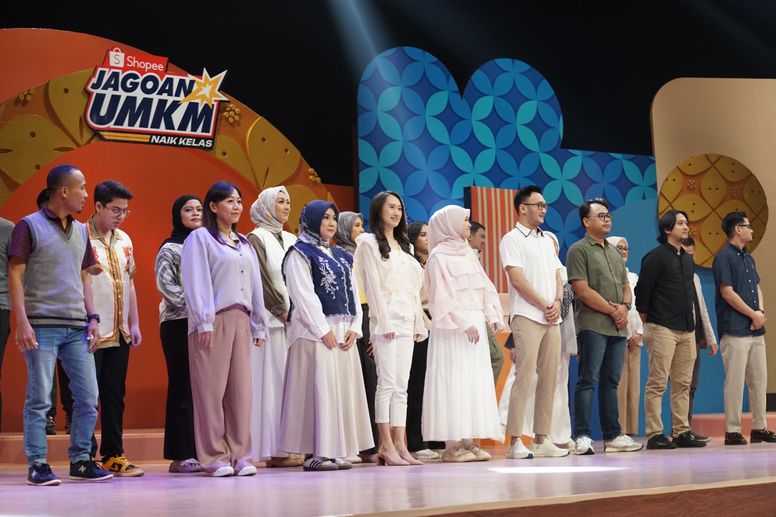 Kompetisi Shopee Jagoan UMKM Naik Kelas resmi dimulai dengan penayangan dua episode perdana yang langsung menghadirkan gebrakan penuh emosi pada Minggu, 5 Oktober lalu.