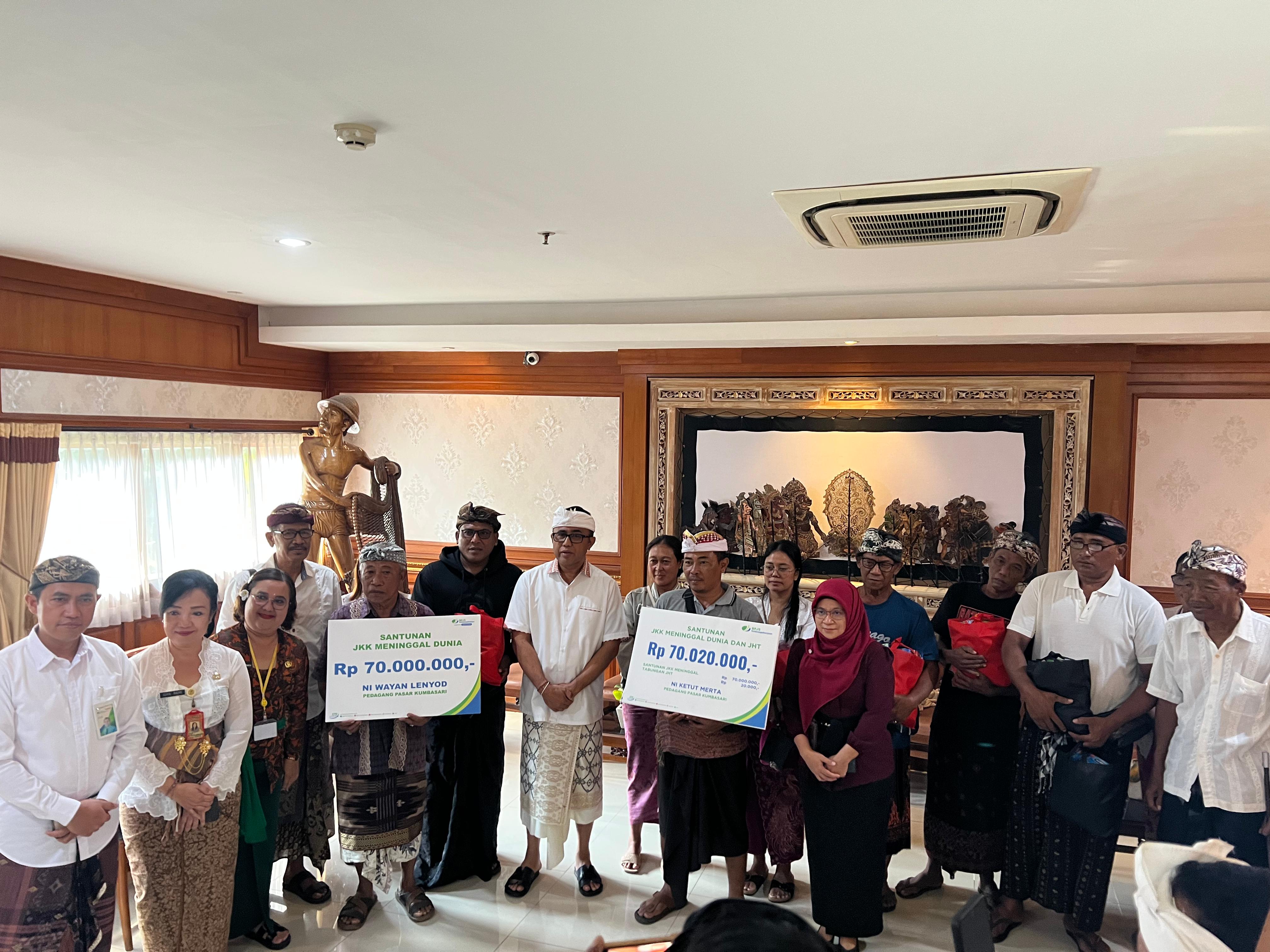 KORBAN BANJIR: Sejumlah keluarga korban banjir yang terjadi di Pasar Kumbasari, Denpasar, menerima santunan dan bantuan sosial di Kantor Wali Kota Denpasar, Senin (6/10).