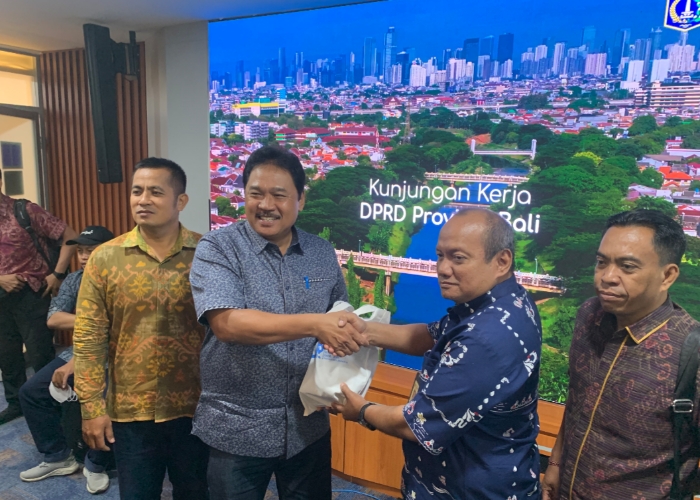 KUNJUNGAN:Sekretariat DPRD Bali bersama para jurnalis yang biasa meliput kegiatan dewan melakukan kunjungan belajar ke Dinas Sumber Daya Air (SDA) Provinsi DKI Jakarta, Kamis (9/10)