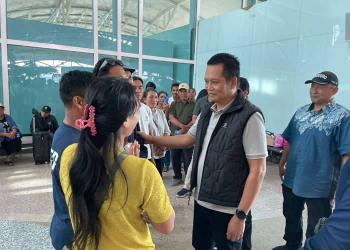 DILEPAS : Bupati Jembrana I Made Kembang Hartawan melepas dua PMI yang berangkat dengan bantuan permodalqn lewat fasilitas program kredit bersubsidi.