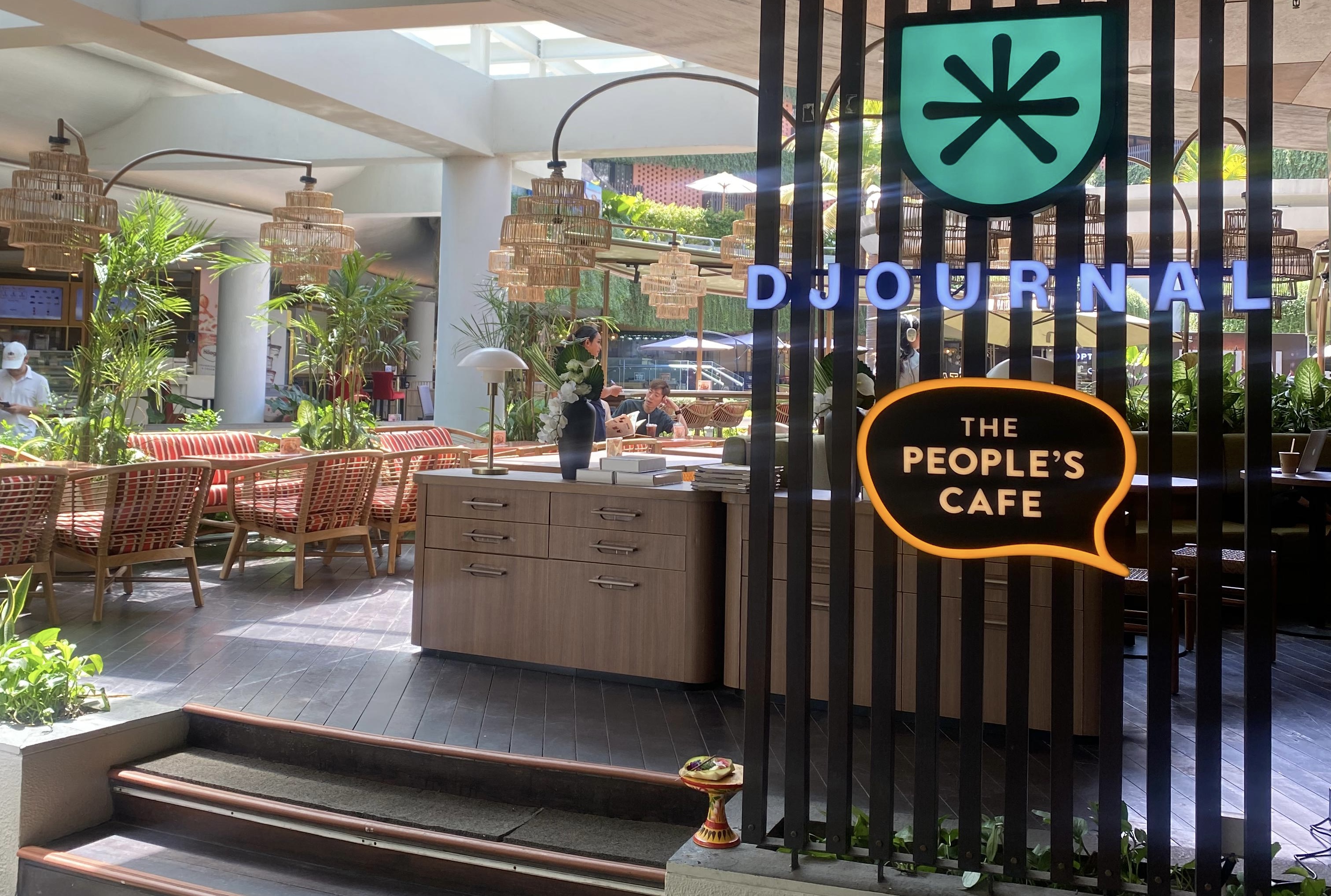 The People&rsquo;s Cafe di Bali bersama Djournal Coffee yang kini hadir di Beachwalk Shopping Mall, Kuta.