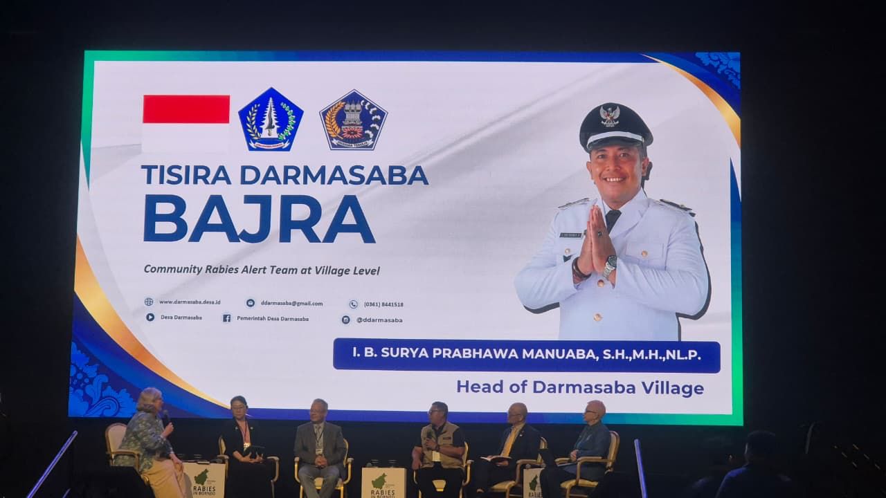 Perbekel Darmasaba, Ida Bagus Surya Prabhawa Manuaba saat memaparkan inovasi BAJRA di Konferensi RIB 2025, BCCK, Serawak, Malaysia.