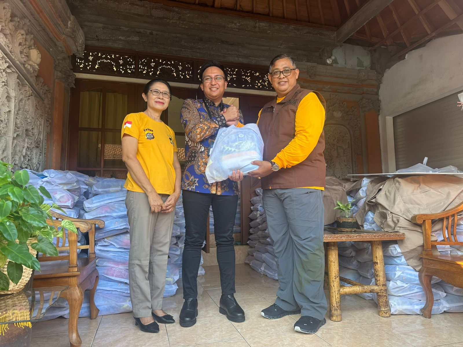 BANTUAN: PT Bank Rakyat Indonesia (Persero) Tbk atau BRI menyalurkan 2.000 paket sembako melalui KBPP Polri Bali