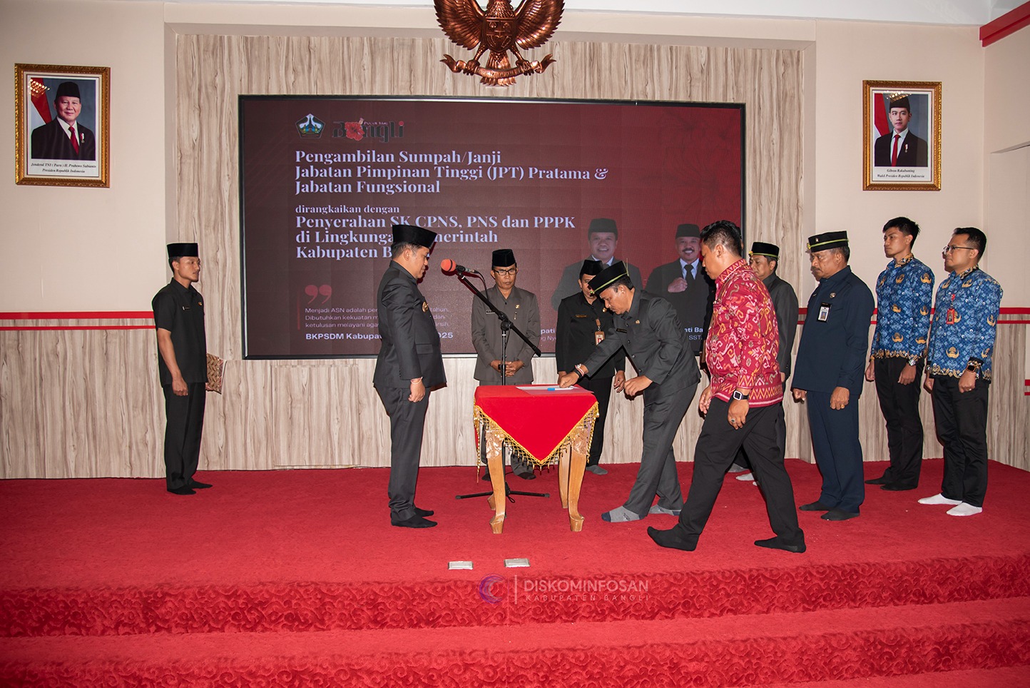 Bupati Bangli Sang Nyoman Sedana Arta melantik empat kepala OPD, Rabu (8/10/2025).