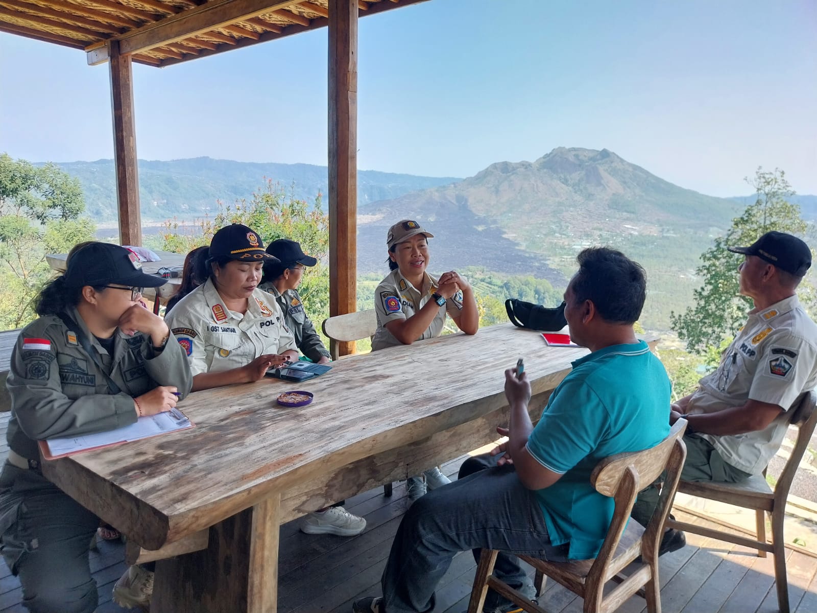 Satpol PP Bangli mendatangi bangunan yang berada di hutan Kintamani, Bangli, Rabu (8/10/2025).
