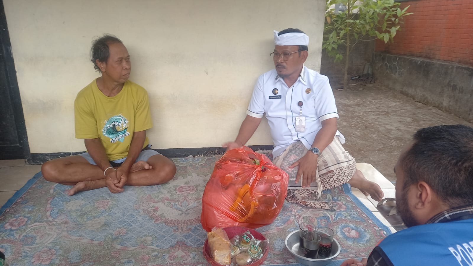 Disnaker Buleleng mengunjungi korban kecelakaan kerja yang terjadi di Pelabuhan Celukan Bawang.
