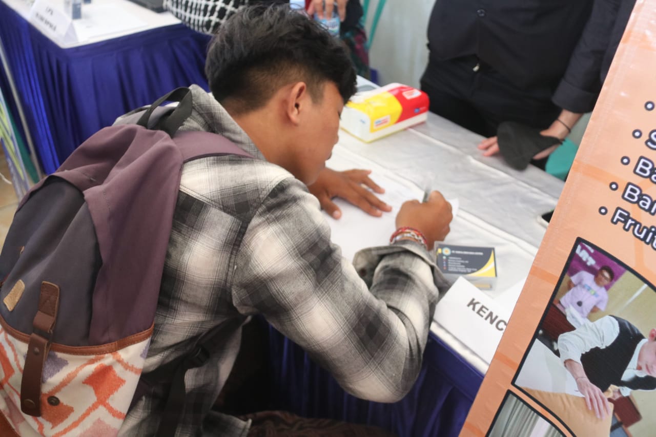 SMIK Job Fair di SMKN 1 Sukasada yang diikuti banyak pelajar sampai alumni.