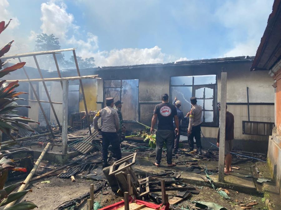 Kebakaran akibat korsleting listrik menghanguskan rumah petani terjadi di Desa Angseri, Tabanan, Rabu (8/10/2025).