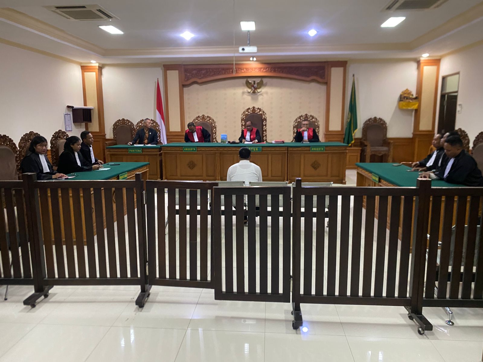 Perbekel Subaya I Nyoman Diantara saat menjalani persidangan di Pengadilan Tipikor Denpasar.