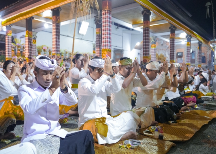MENGHADIRI: Bupati Adi Arnawa menghadiri Karya Nyatur Padudusan Alit di Pura Ulun Siwi, sekaligus menyerahkan bantuan Hibah Tanah, Hibah Perubahan Tahun 2025, Kamis (9/10/2025).