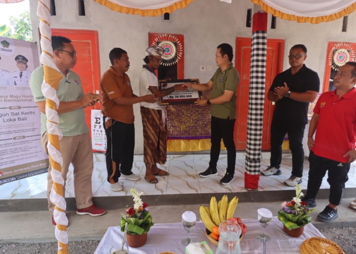BANTUAN : Penyerahan bantuan bedah rumah hasil kerja sama antara Badan Usaha Milik Desa Bersama (Bumdesma) Tunas Mekar Sejahtera Jaya dan Lembaga Keuangan Desa (LKD) Kecamatan Mendoyo.