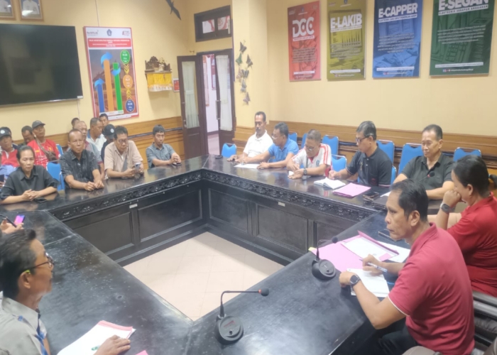 MESADU: Sejumlah pensiunan Perumda Mangu Giri Sedana saat menemui Disperinaker Badung, Jumat (10/10).