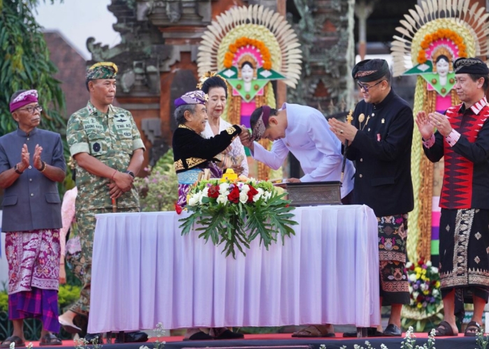 DIBUKA : Klungkung Heritage Festival 2025 resmi dibuka dengan penuh kemeriahan dan sarat makna sejarah di depan Monumen Ida Dewa Agung Jambe, Jumat (10/10/2025).