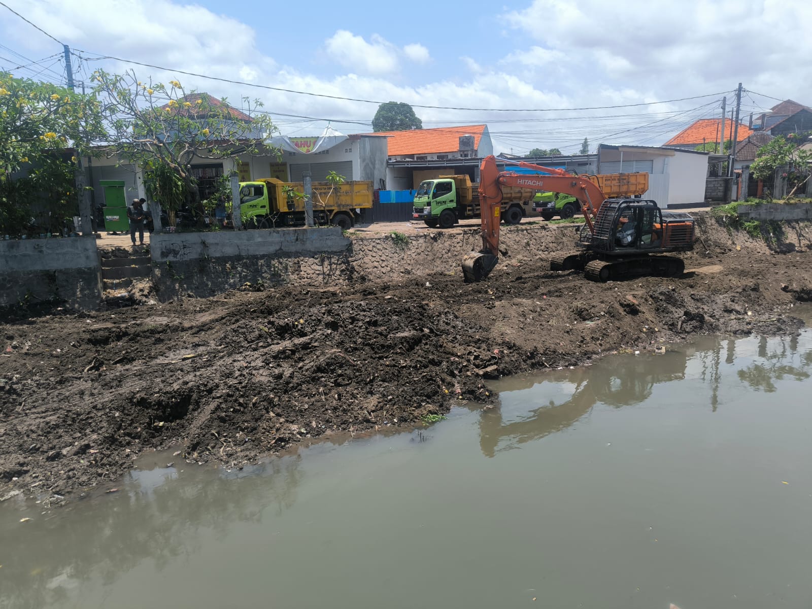 Satu ekskavator dikerahkan untuk normalisasi Tukad Badung, Denpasar, Kamis (9/10).