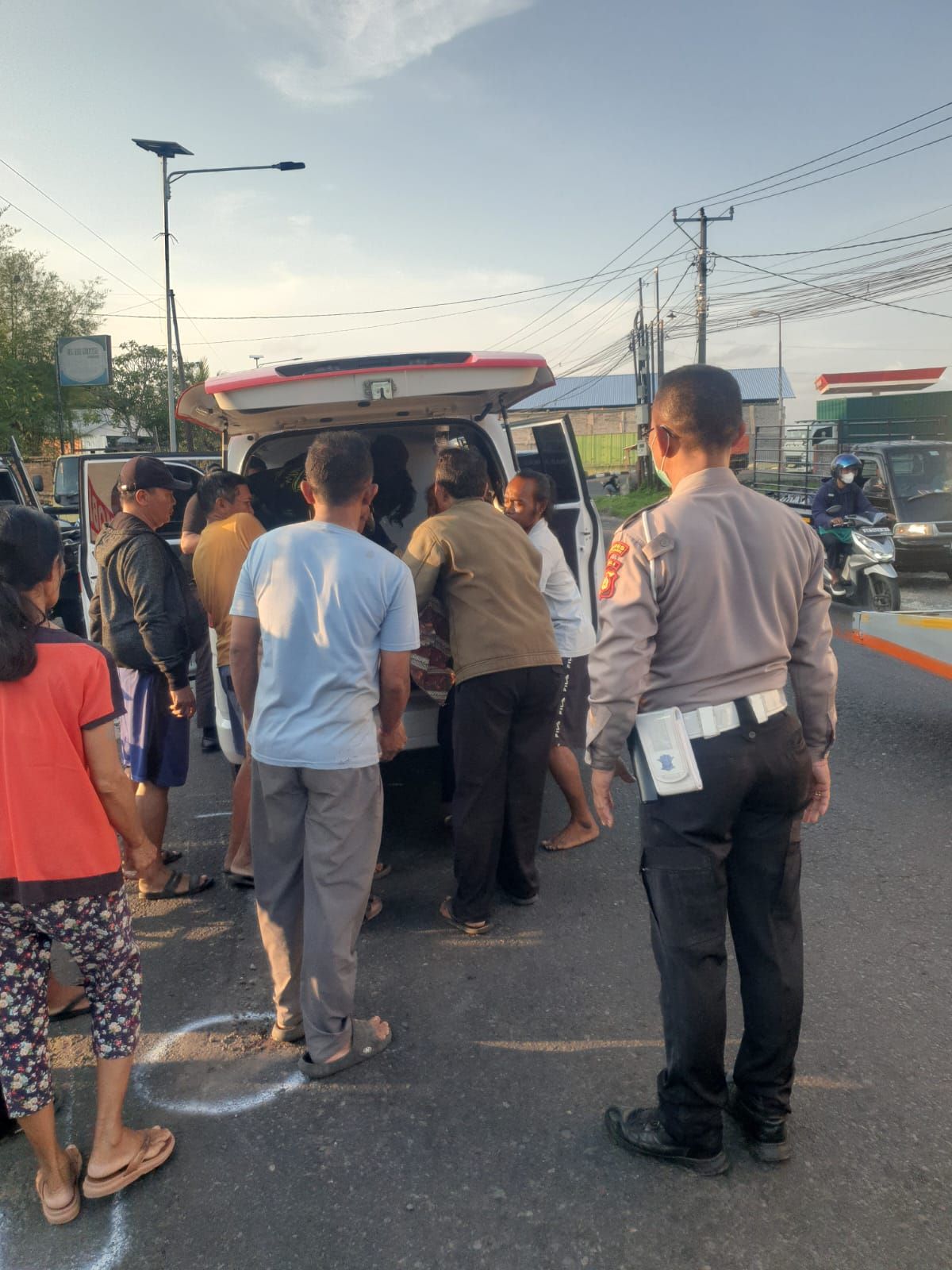 Warga mengevakuasi korban kecelakaan di Banjar Dinas Berembeng, Desa Berembeng, Kecamatan Selemadeg, Kabupaten Tabanan, Bali, Rabu (8/10/2025).