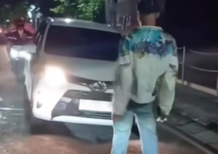 WNA diduga mabuk hadang mobil di jalanan Bali