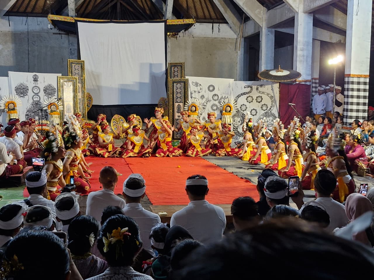 PENTAS : Pementasan Janger Galuci yang merupakan binaan PK Aliansi Pemuda Hindu Bali Kabupaten Gianyar.