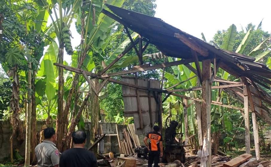 Kondisi sebuah tempat usaha milik warga di Banjar Munduk, Desa Pohsanten, Kecamatan Mendoyo, Kabupaten Jembrana, yang ludes terbakar, Rabu (8/10/2025).