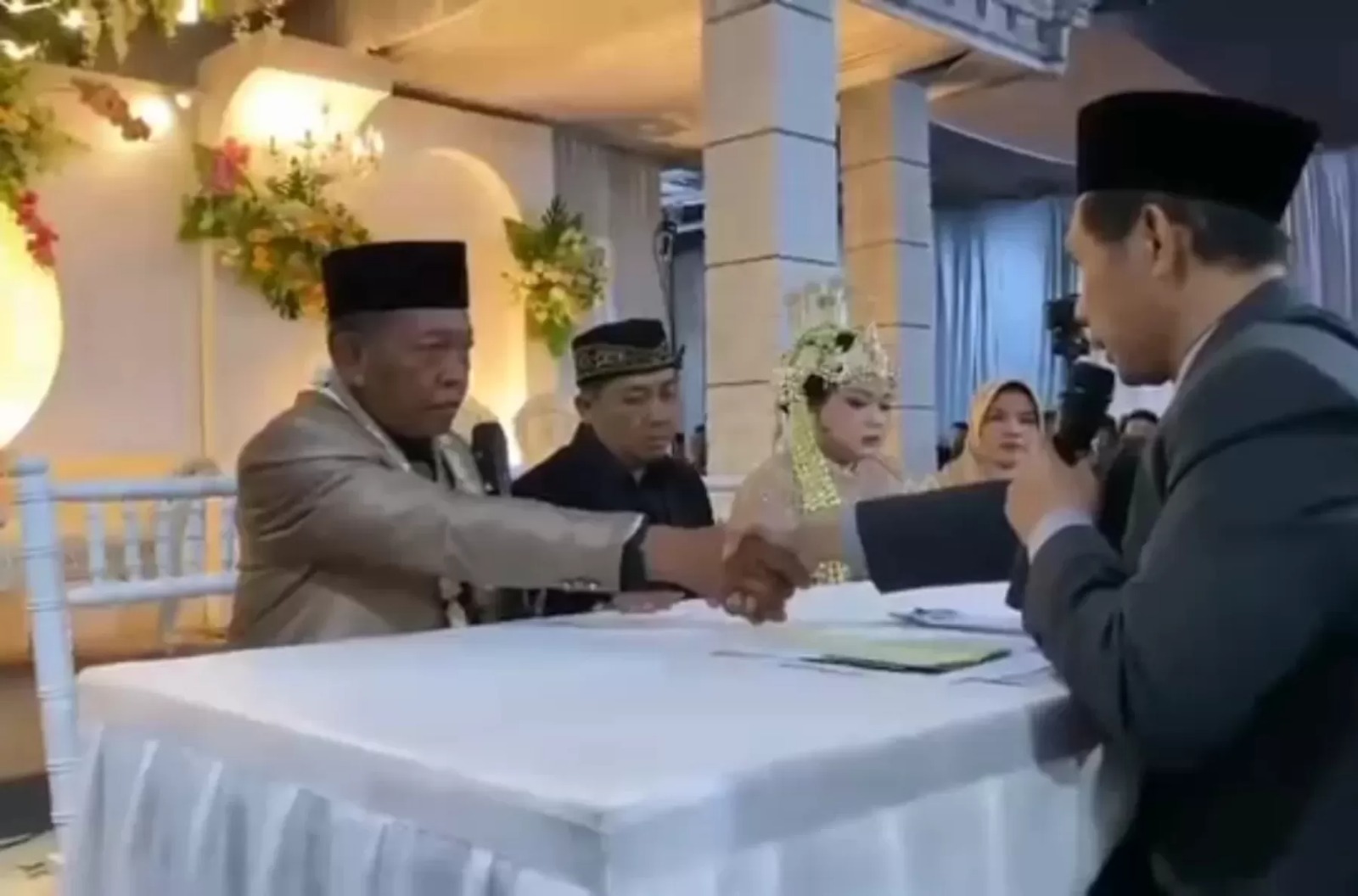 Pernikahan kakek dan gadis di Dusun Sidodadi, Desa Jeruk, Pacitan viral.
