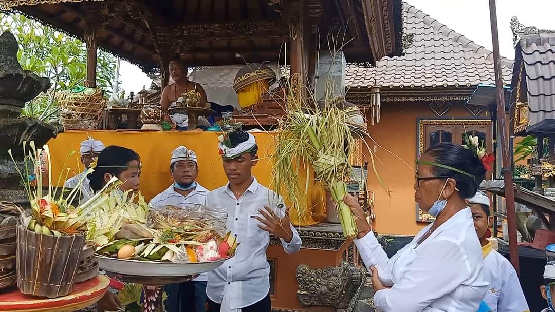 Prosesi ritual menek deha