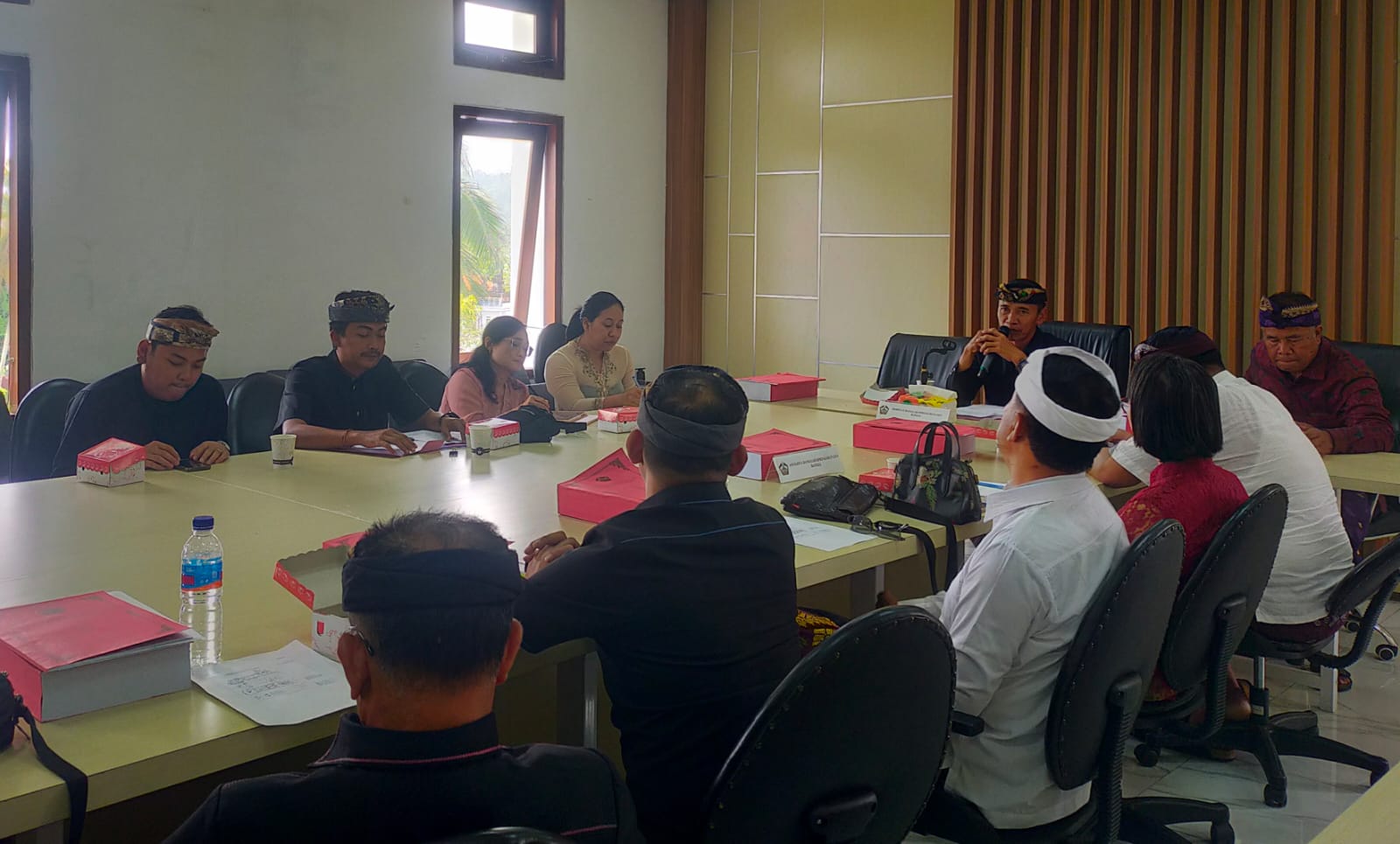 Komisi II DPRD Bangli menggelar rapat kerja dengan Perseroda BMB, Kamis (9/10/2025).