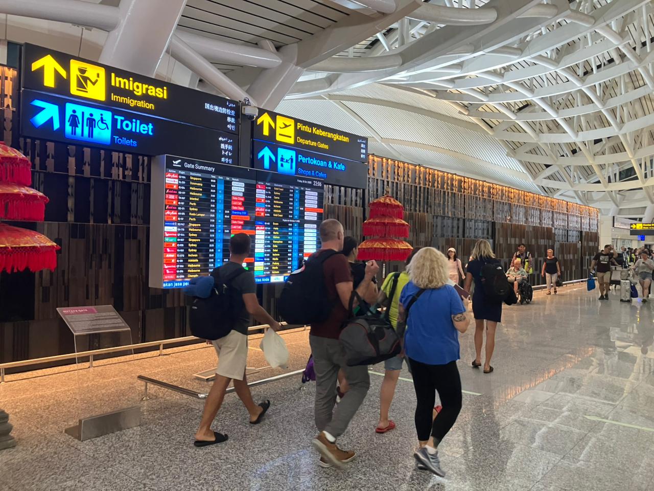 NORMAL KEMBALI: Kondisi di Bandara Internasional I Gusti Ngurah Rai yang kembali normal, Sabtu (11/10).