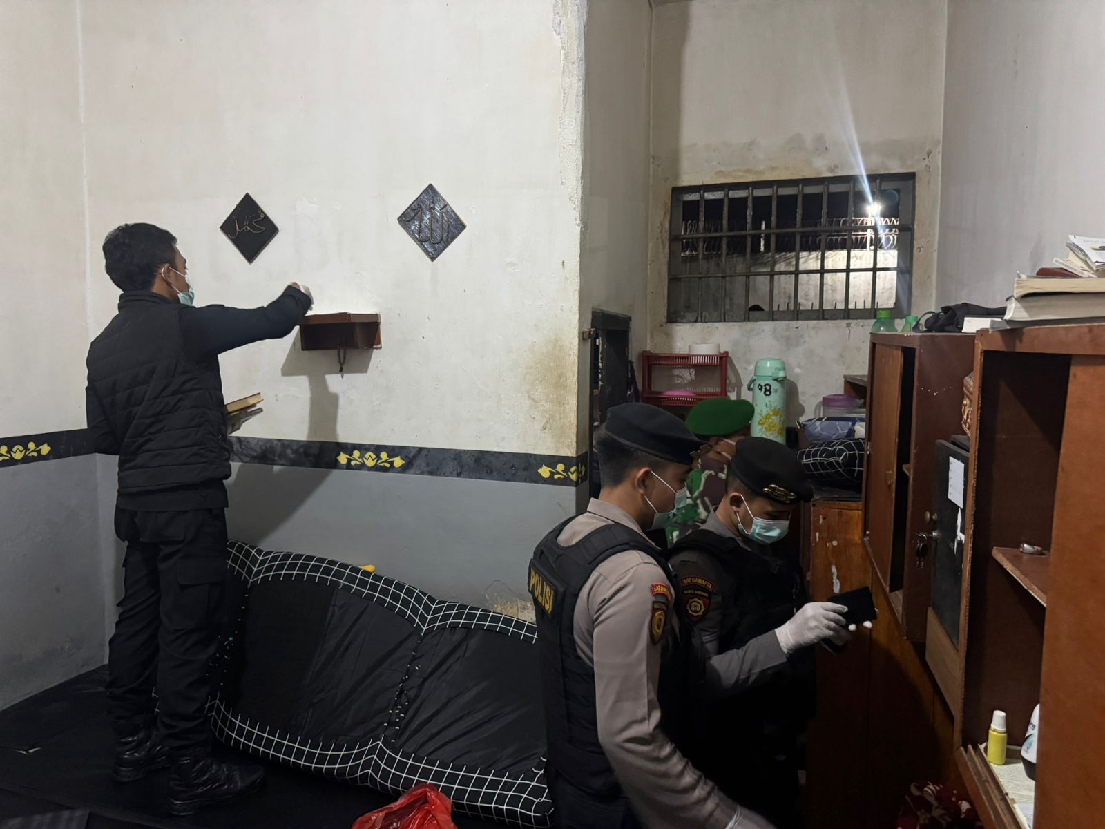 Tim gabungan menggeledah blok dan kamar warga binaan Rutan Kelas IIB Bangli, Jumat (10/11/2025) tengah malam.