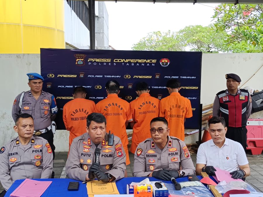 Polsek Kediri dalam rilis kasus pencurian mobil tua di Desa kaba-Kaba awal pekan lalu.