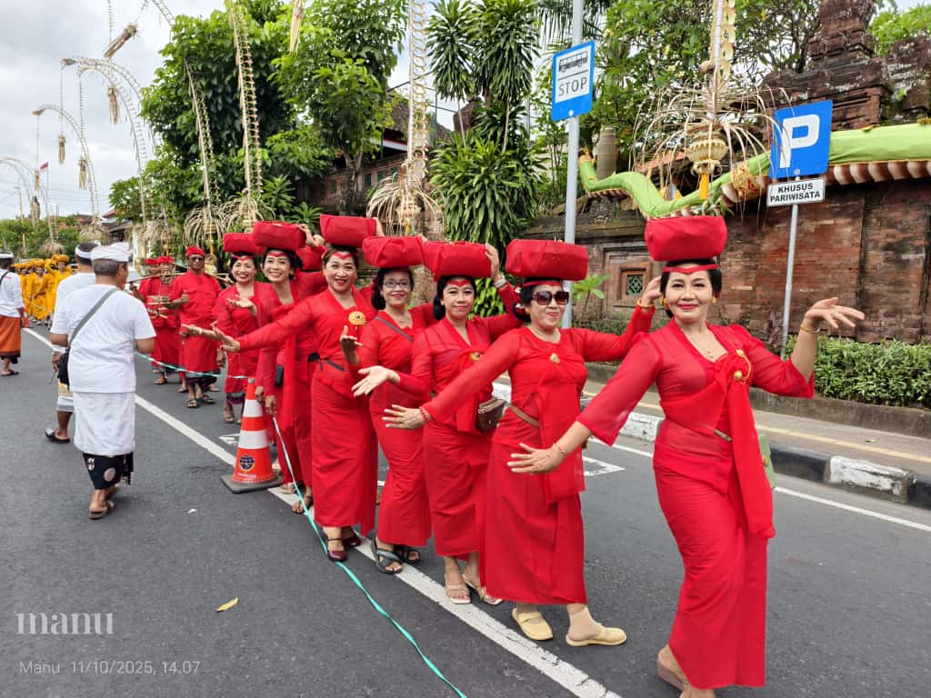 Prosesi&nbsp;Nyenuk digelar di Puri Agung Jro Kuta, Denpasar, pada Sabtu (11/10), menjelang berakhirnya rangkaian upacara Karya Padudusan Agung dan Ngenteg Linggih