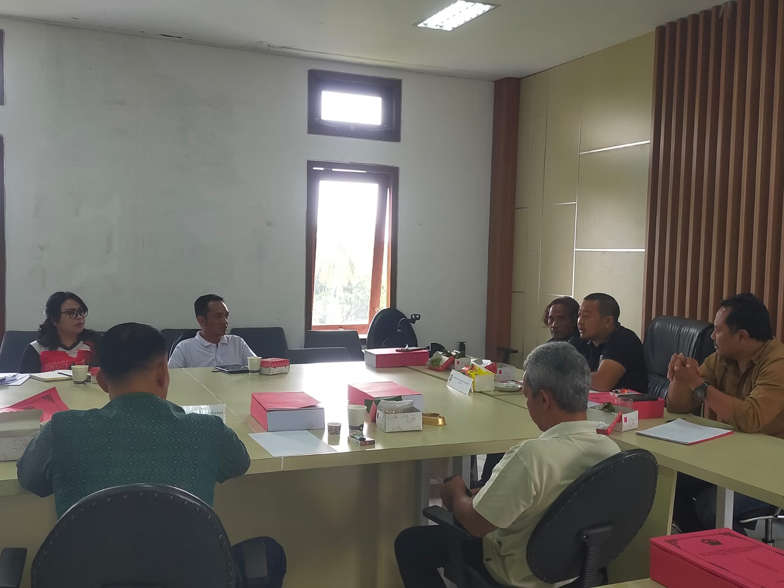 Komisi I DPRD Bangli menggelar rapat kerja dengan OPD terkait menyikapi maraknya toko modern berjaringan.
