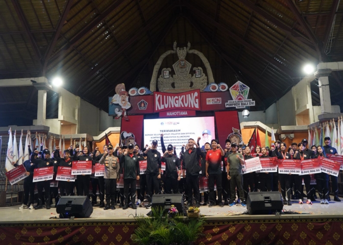 BONUS : Pemkab Klungkung menggelar penyerahan bonus kepada atlet, pelatih, hingga official di Balai Budaya Ida Dewa Agung Istri Kanya, Klungkung, pada Minggu (12/10/2025).